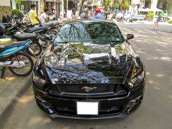 Dòng "xe cơ bắp" Mỹ, Ford Mustang rất được ưa chuộng tại Việt Nam. Trước đây, Mustang phiên bản 2015 từng được đưa về nước với số lượng lên tới gần 10 chiếc, tuy nhiên đa phần thuộc bản EcoBoost, dung tích 2.3l.